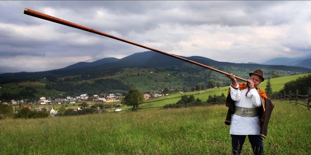 https://destinations.ua/culture/culture/1106-ukrainian-symbols-the-carpathian-trembita

Trembita instrument from Carpathian mountains
