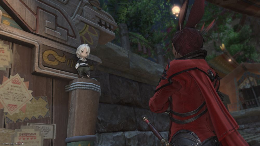Wind-up Thancred standing on top of one of the pillars of the market board in Tuliyollal. Miete looking up at him.