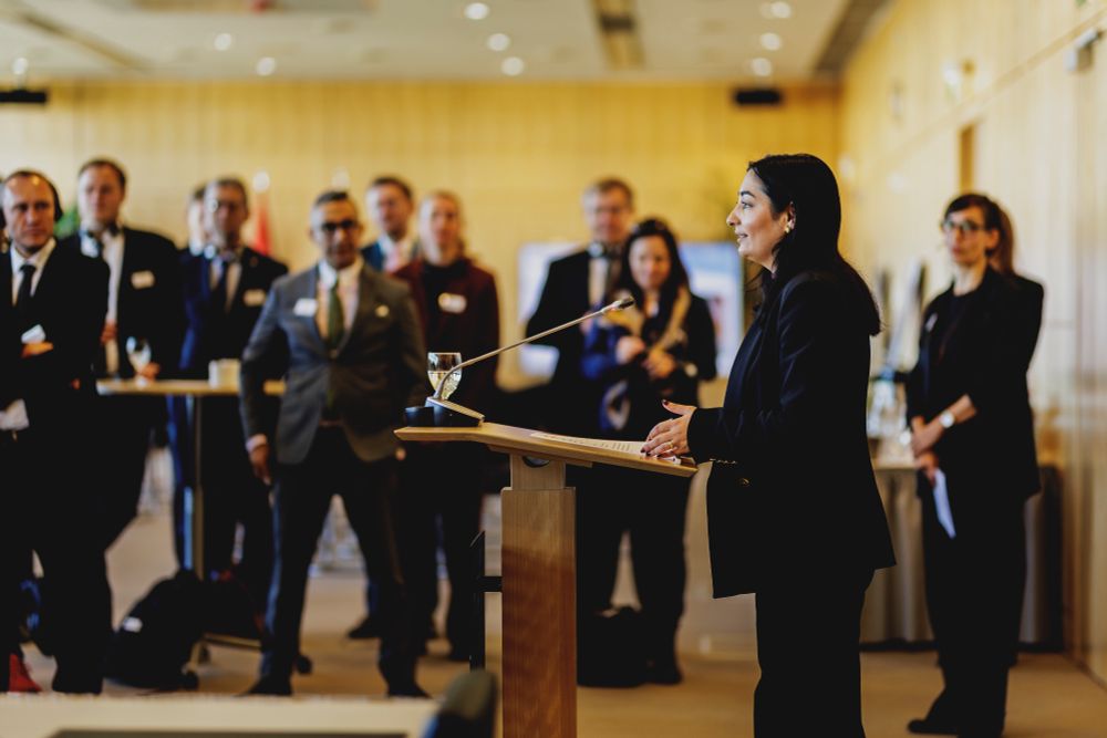 Entwicklungsministerin Reem Alabali Radovan hält eine Rede