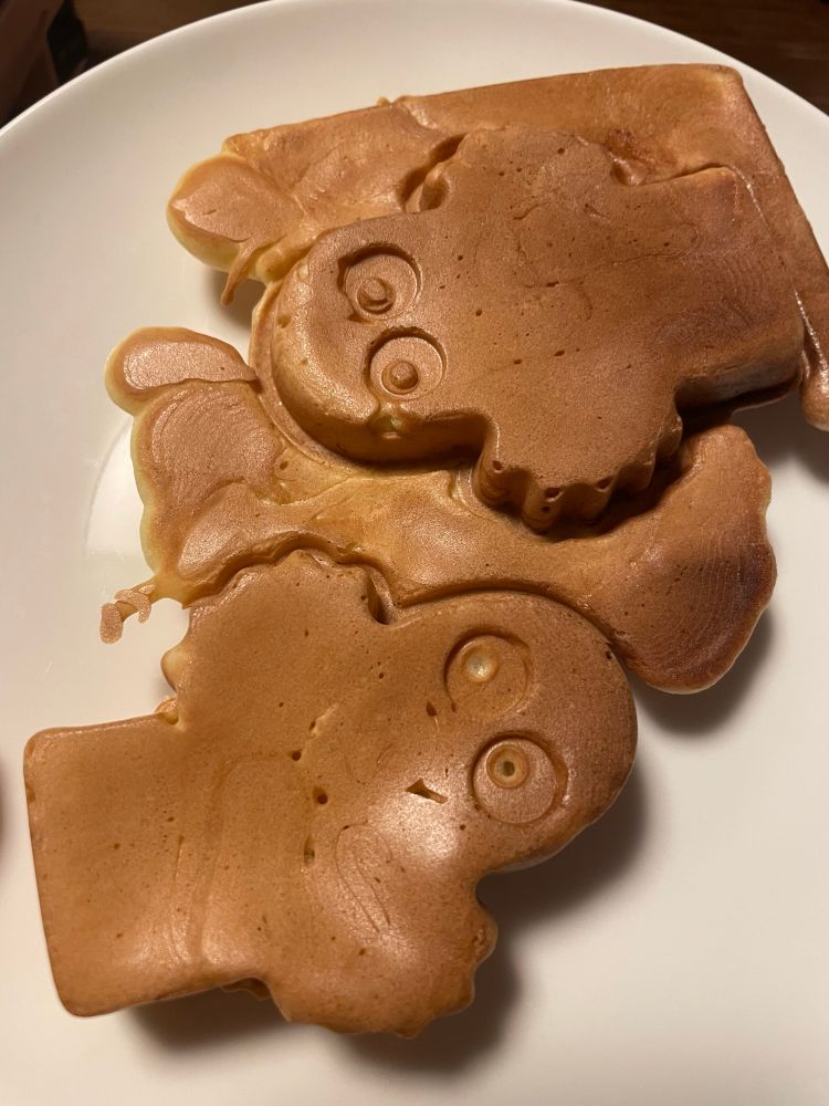 ニョロニョロワッフル。はみだしている。