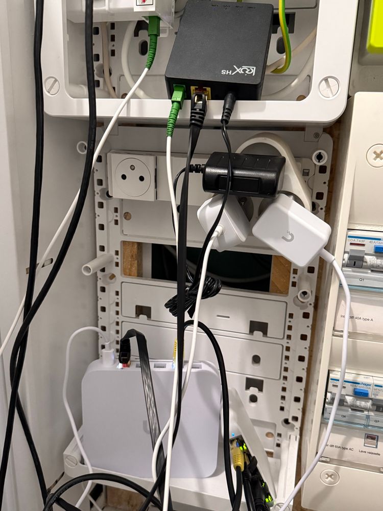 Une armoire technique ou la Bbox a été remplacé par un ONT Leox et un routeur Unifi 