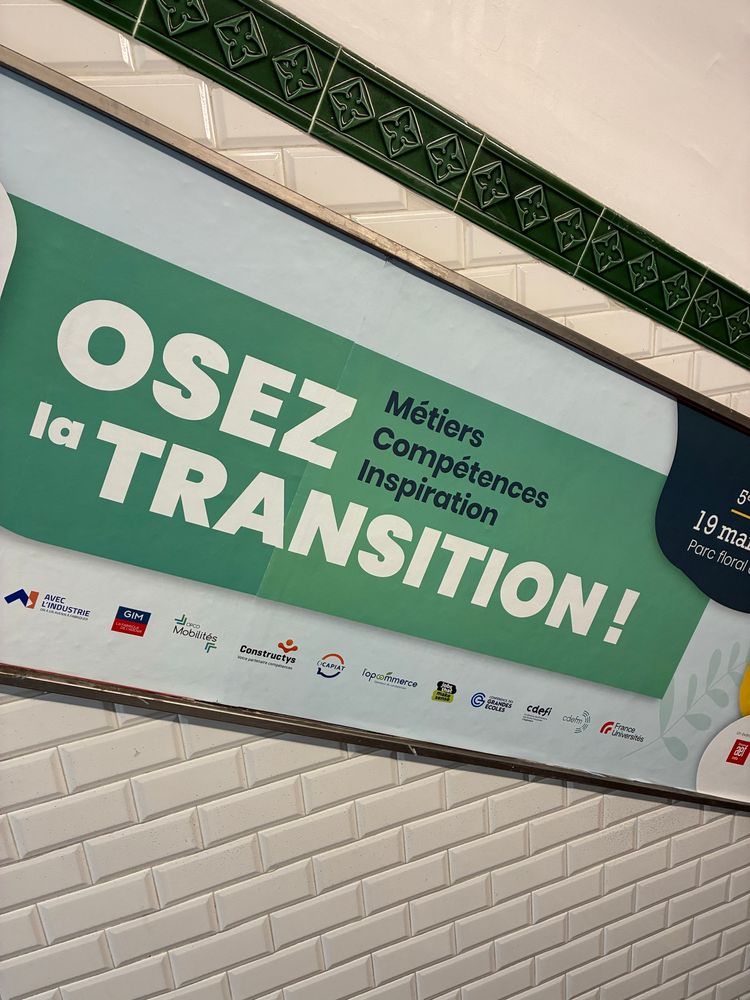 Une affiche dans le métro pour un événement professionnel dont le slogan est « osez la transition »