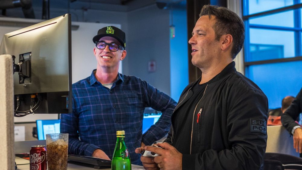 Phil Spencer en visite chez The Initiative affirmant être rassuré par la progression du jeu.