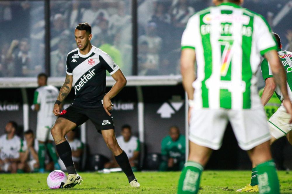 Técnico do Vasco, Rafael Paiva critica Souza por expulsão: “Teve excesso de vontade”