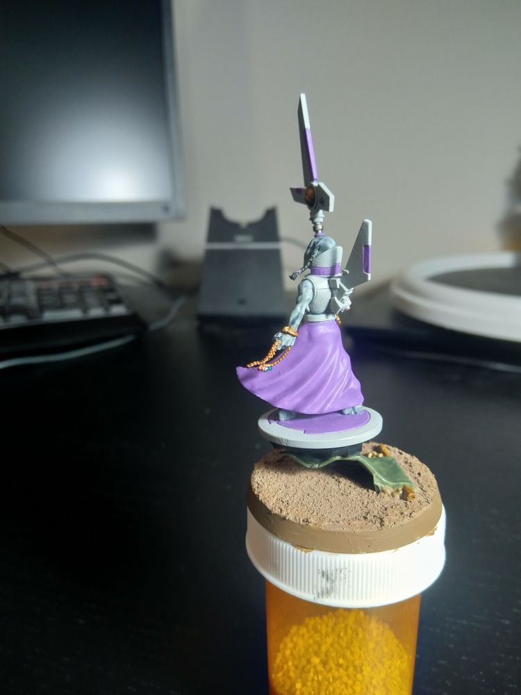 A painted Warhammer 40k T'au Empire Ethereal miniature.