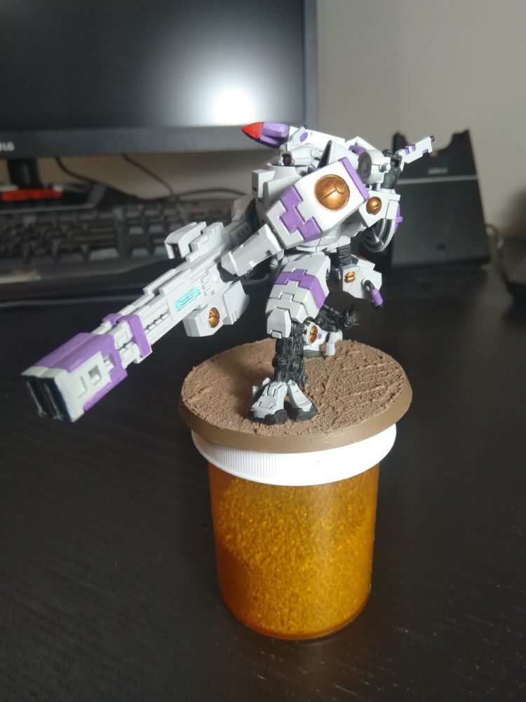 A painted Warhammer 40k T'au Empire Broadside Battlesuit miniature.