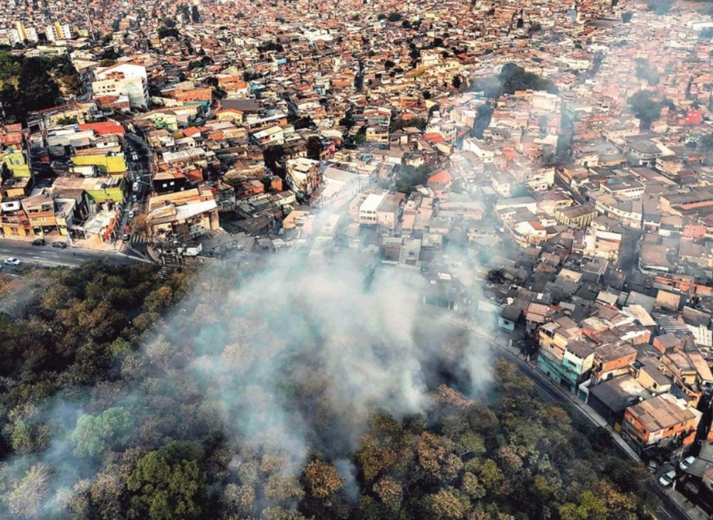 Depois de devastar campos e matas, focos de incêndio se espalham também pelos centros urbanos