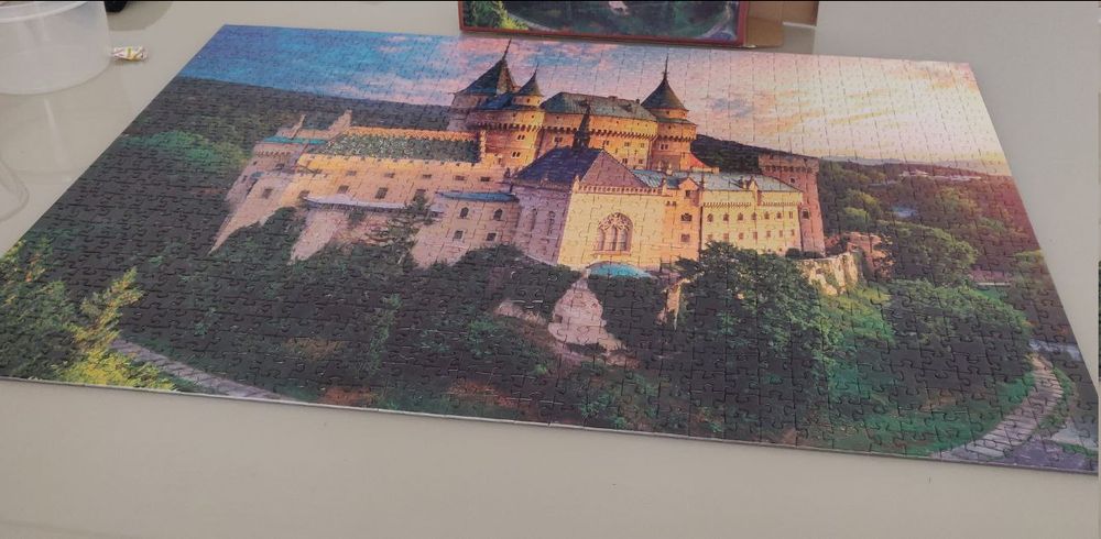 Quebra-cabeças de mil peças completamente montando, mostrando o castelo de Bojnice