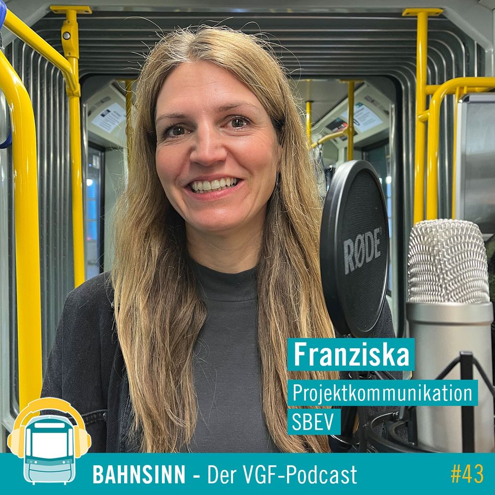 Das Bild zeigt Franziska, die Protagonistin des Podcasts in einer Bahn vor einem Mikrofon. Auf dem Bild steht "Franziska, Projektkommunikation SBEV, BAHNSINN - Der VGF-Podcast, #43".