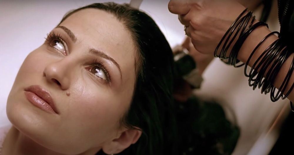 Une cliente se fait shampouiner les cheveux (extrait du film Caramel de Nadine Labaki)