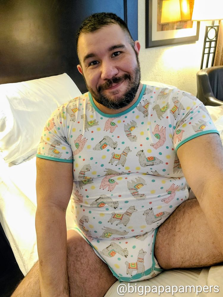 Happy thick Thursday! #abdl #daddy #diapers #diaperlover #pampers #pamperbear #gay #bears #chubby #daddybear #bigpapapampers #bigpapasplayground