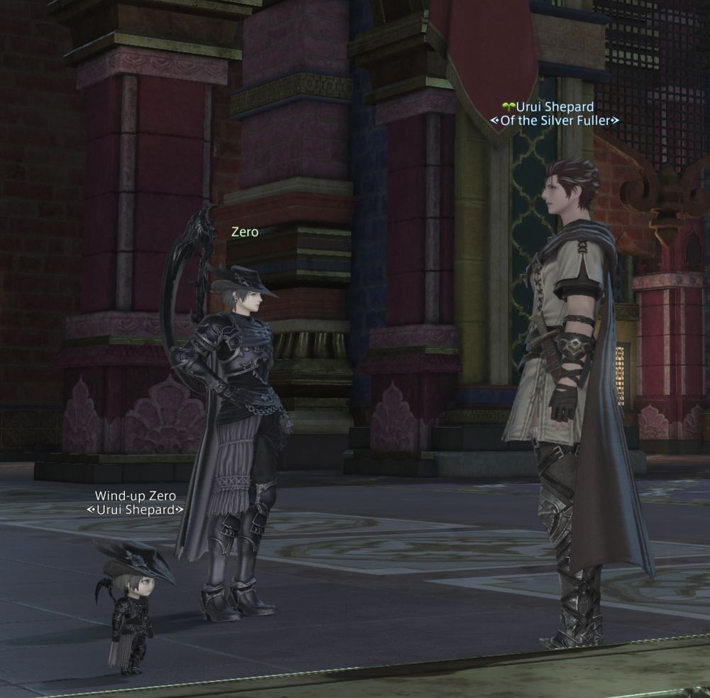 Captura del juego Final Fantasy 14.

A la derecha se puede ver un personaje con la etiqueta "Urui Shepard" y que mira al personaje Zero y a una versión pequeña y caricaturizada del mismo personaje. Ambas Zero miran a Urui. 