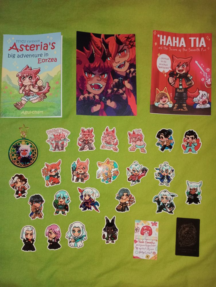 Dos comics "Asteria's big adventure in Eorzea" y "Haha Tia", una postal que muestra a Asteria y G'raha con el traje de Halloween de 2024,una serie de pegatinas de Asteria, los Scions, los Antiguos y algunas estrellas invitadas del Final Fantasy 14 y de los juegos de Yakuza, un llavero redondo con un dibujo de Y'shtola y dos tarjetas con los datos de la tienda. 