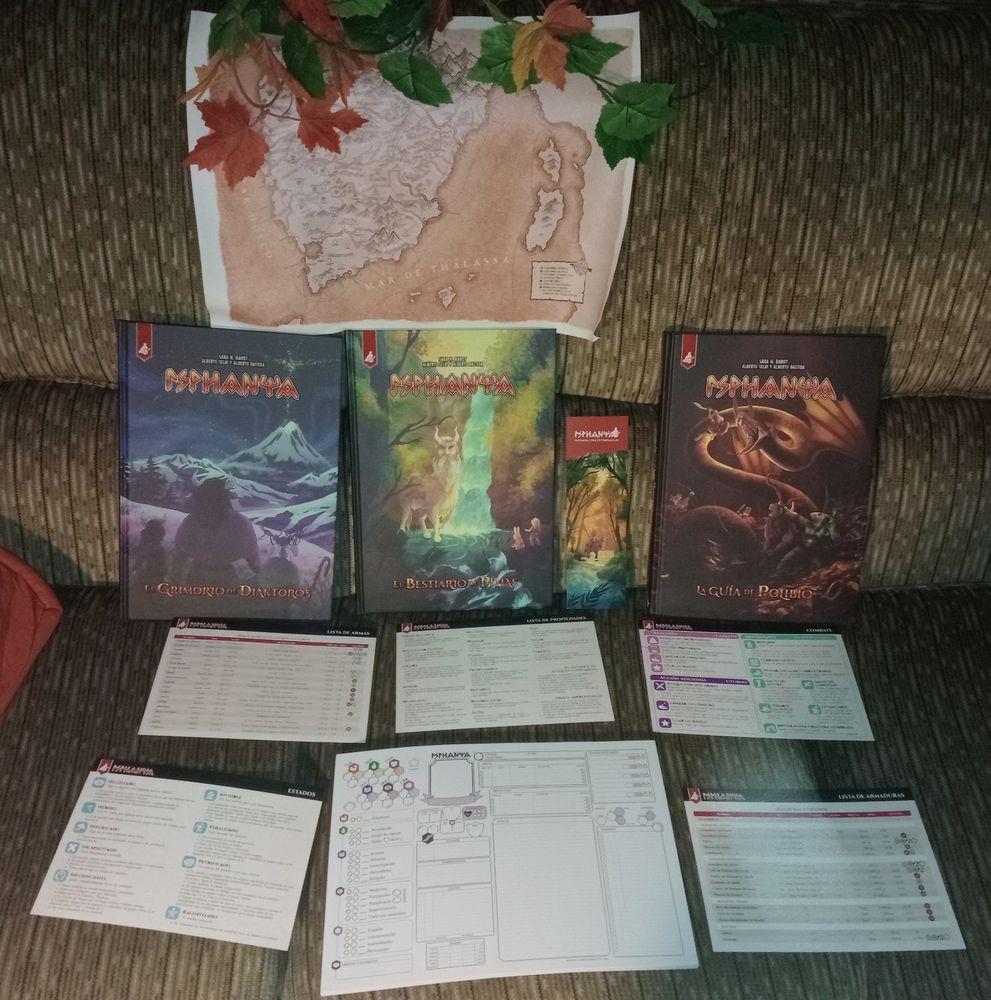 Tres libros, cinco tarjetones de consulta rápida, un bloc de fichas de tamaño A4 y un mapa de tela sujeto en posición vertical (mas o menos) con una enredadera de plástico. 