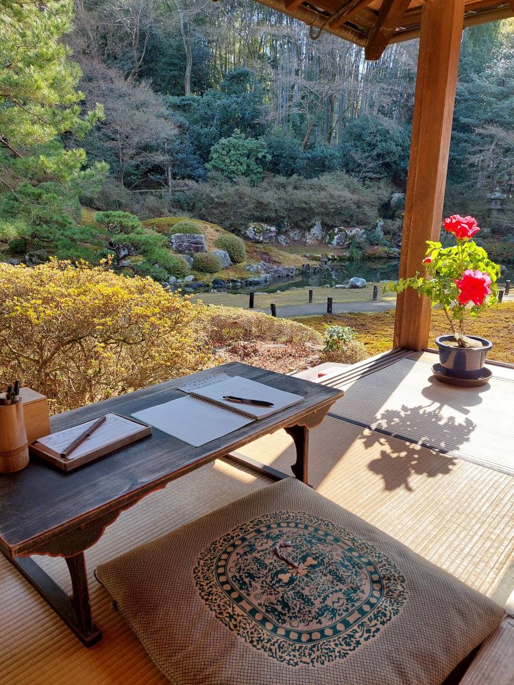 Un petit bureau japonais et un coussin sur des tatamis, le soleil brille sur un jardin en hiver. Photo prise hier à Kyoto.