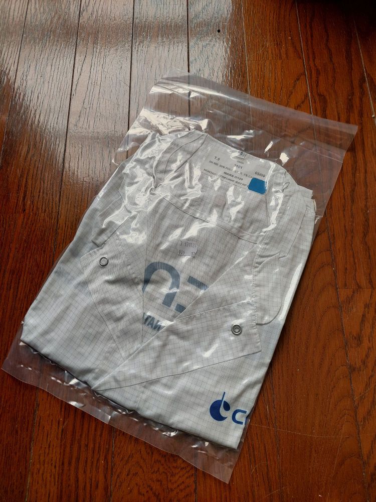 Une blouse d'AIT CNES encore sans sa pochette sous vide.