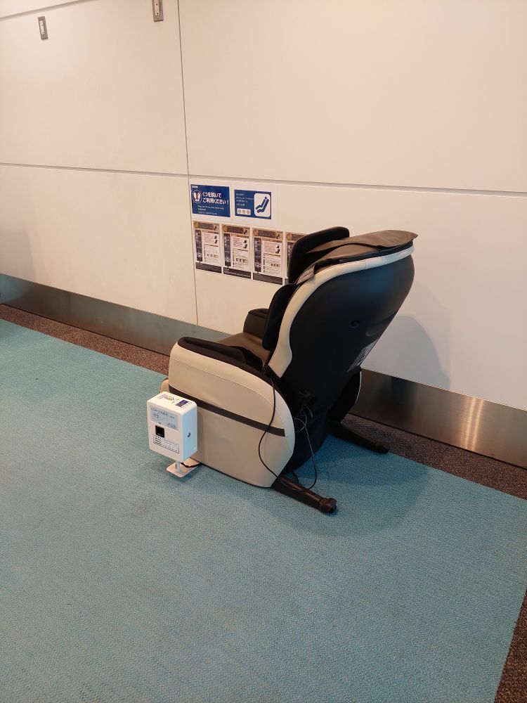 Un fauteuil de massage dans un aéroport.
