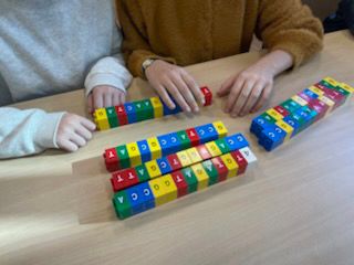 Duplos illustrant des séquences ADN à l’atelier ATLASea à la Fête de la Science
