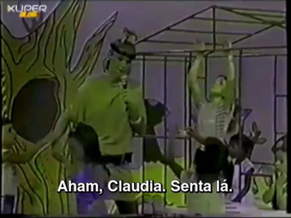 a group of people are in a cage with the words " aham claudia senta la " written on the screen