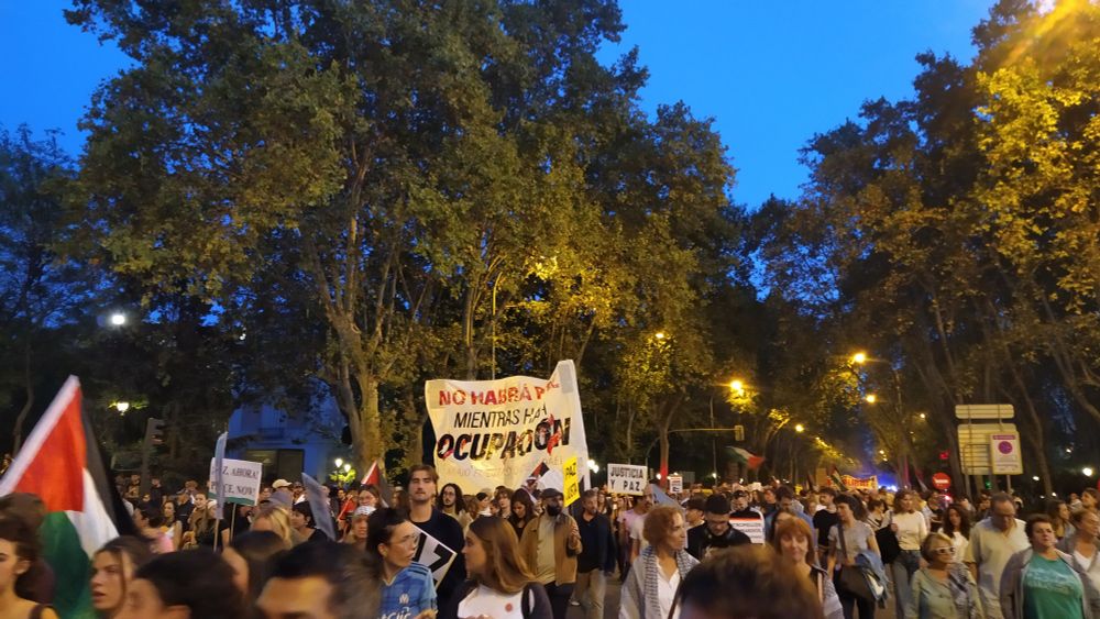 Manifestación en Madrid el 15 de octubre en apoyo al pueblo palestino. En la pancarta, a la altura del Museo del Prado, se lee: "no habrá paz mientras haya ocupación"