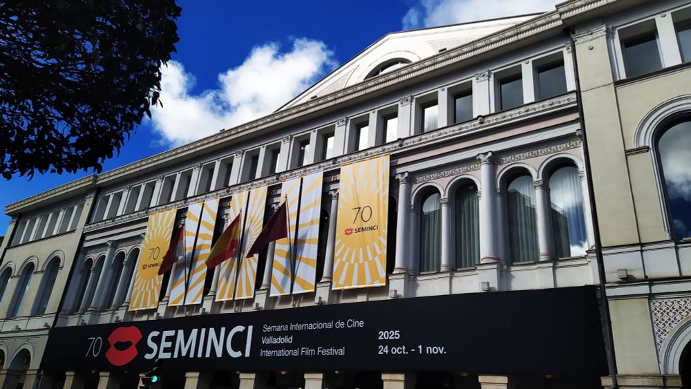 Fachada del Teatro Calderón de Valladolid, con los carteles de la 70 edición de la Seminci. El cielo tiene un color azul intenso, con nubecillas blancas