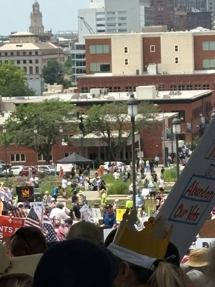 Thousand people at the steps the Iowa capital.
