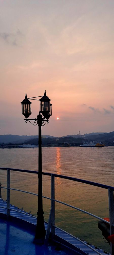 tak ada yang perlu dikhawatirkan
yakinlah semua akan baik-baik saja 
jangan pasrah..
ciptakan saja yang indah-indah