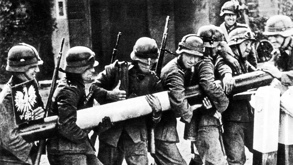 German soldiers tearing down the German-Polish border gate in 1939 (Photo: SZ Photo)