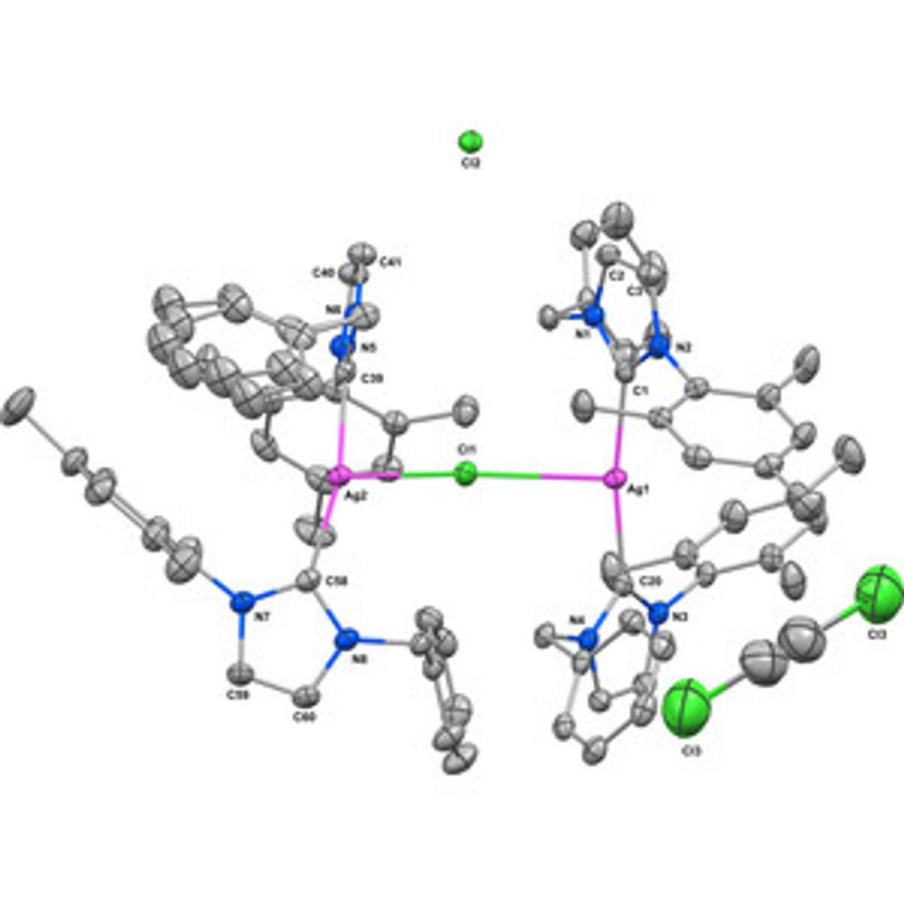 μ-Chlorido-bis­{[1-benzyl-3-(2,4,6-tri­methyl­phen­yl)imidazol-2-yl­idene-κC]silver(I)} chloride 1,2-di­chloro­ethane hemisolvate