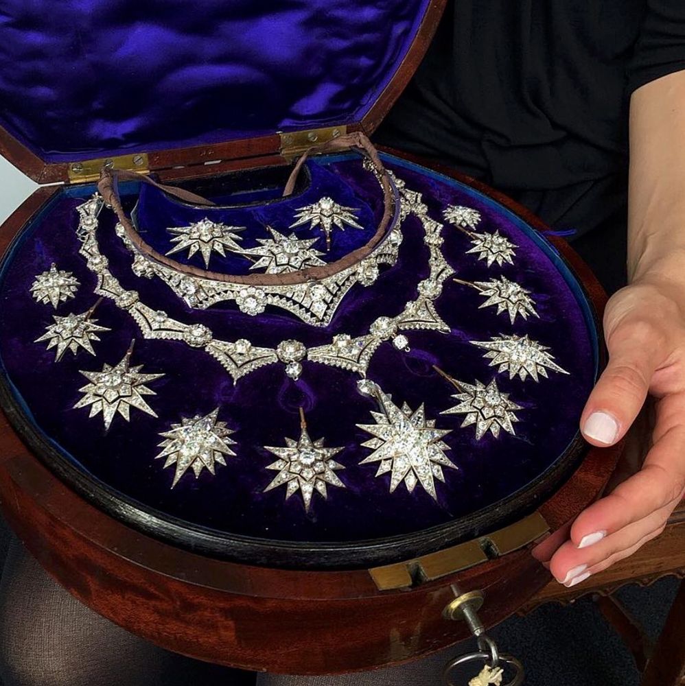 The jewelry suite consists of a necklace with large star-like diamond pieces of jewelry that can dangle from the necklace if the wearer would like. There's also a tiara, eating, and a brooch, all in the same star-like design.