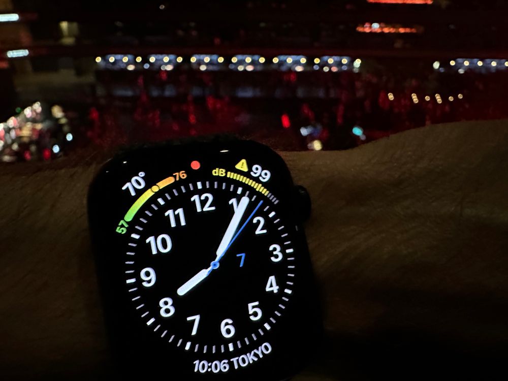Apple Watch showing a noise level of 99dB.