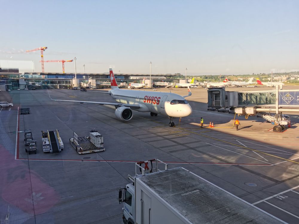 Blick auf Rollfeld mit Flugzeug. 