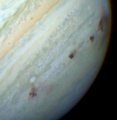 Wikipedia image of Jupiter following the impact of the fragments of comet Shoemaker-Levy 9, showing dark spots spread out longitudinally from each consecutive fragment t. 