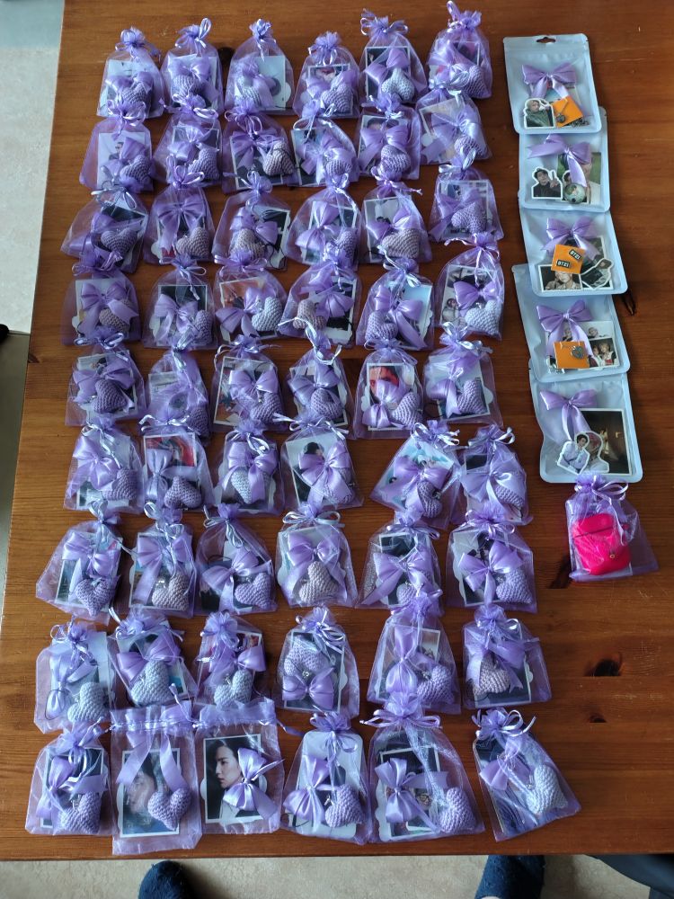A pic of 60 purple goodie bags with a crochet heart, BTS photo cards, BT21 stickers and purple bows. They will be handed out during the Amsterdam Run Seokjin Tour.