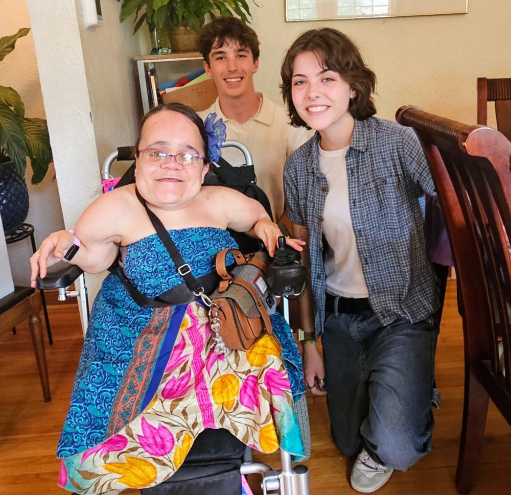 Gaelynn smiling with her niece and nephew at their grad party. 