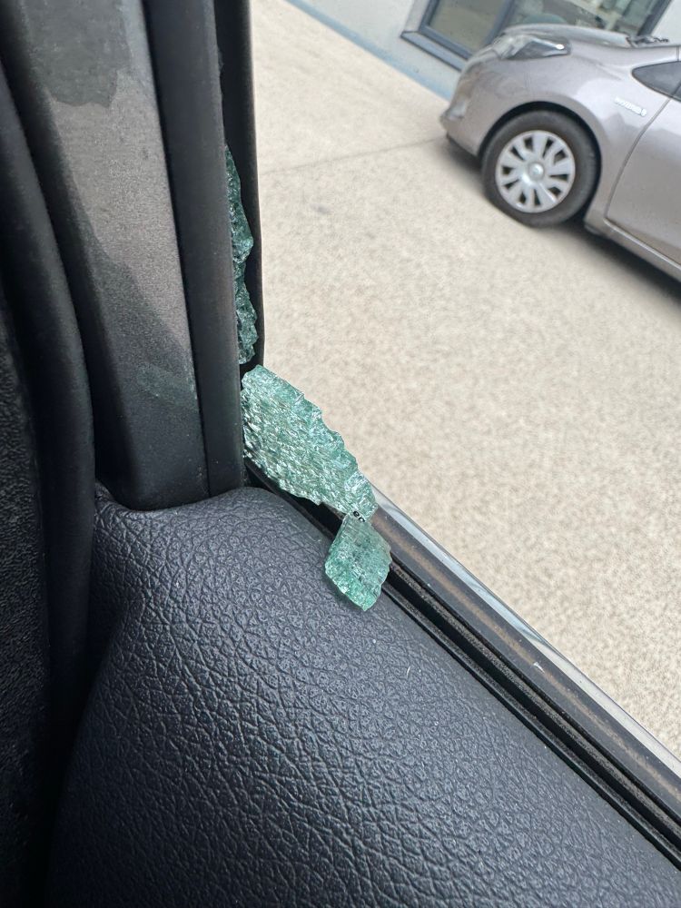 Morceau de vitre cassée dans la voiture 