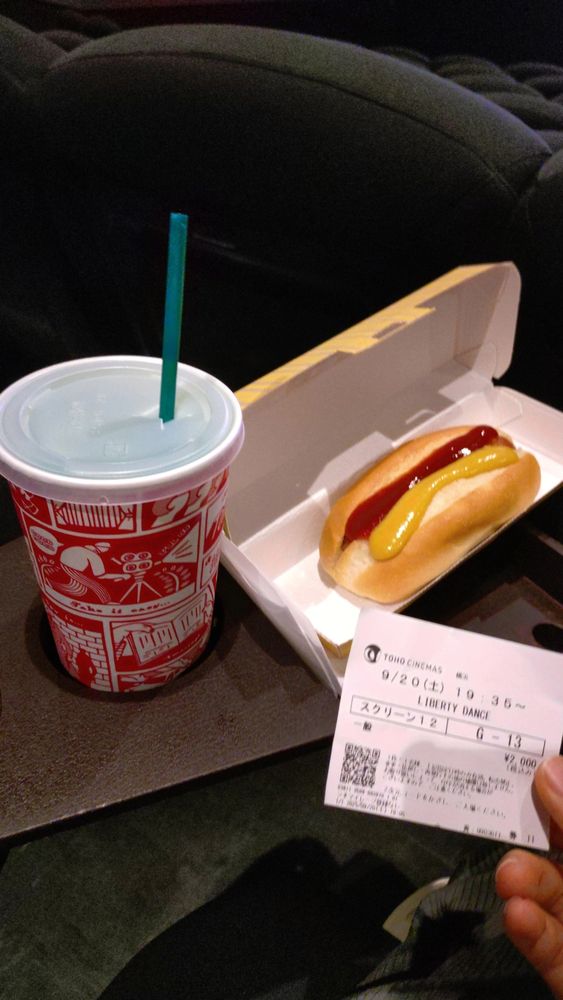 上映館がかなり少なく上映期間ももう終わってしまったところもあって、豊洲からわざわざ横浜まで遠回りして見てきたナリ

初めていく場所だから時間もそんなに余裕ないのに迷ったらやばいと思って電車の中で乗り換えルートと駅からららぽーとまでめっちゃ調べてた。
けど着いて橋渡って階段降りるところ、橋までは気づかなかったけど階段でここ知ってる！ってなって、過去にリリイベで行ったことあるららぽーとだったｱｾｱｾ

トーホーシネマで初めて食べ物食べたかも？？トーホーシネマ自体人生2回目(初はフィルムレッドIMAX⚡️)
おいしかった！！映画始まる前に食べ終わった
食べる前このケチャップとマスタードのかけかた何？おかしくない？なみなみしてくれない？って思ったけど口に入れたらうまかった

あとファンタメロン！おいしい〜〜〜
