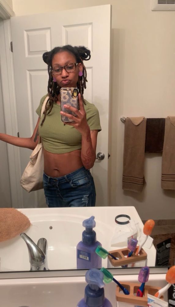 Tis me inna mirror ✨
Green croppie shirt, distress jeans 