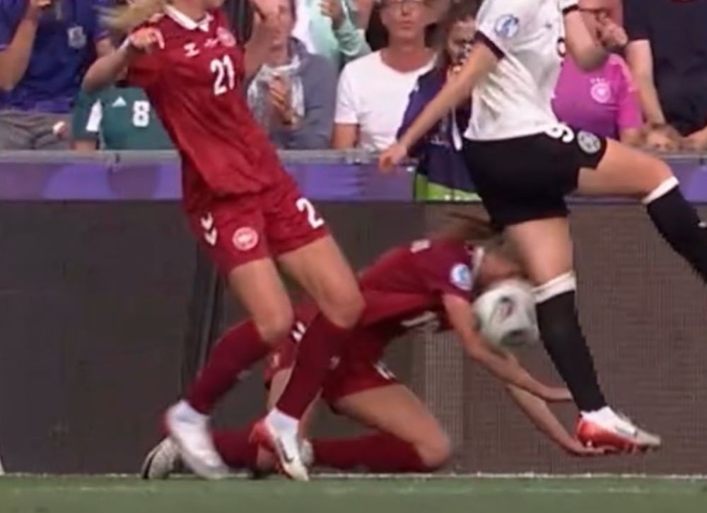 holmgaard von dänemark kriegt den ball klar an den oberarm. 