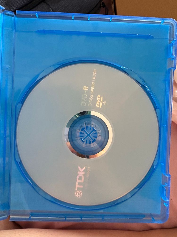 Una caja de juego de Play Station con un disco no original 