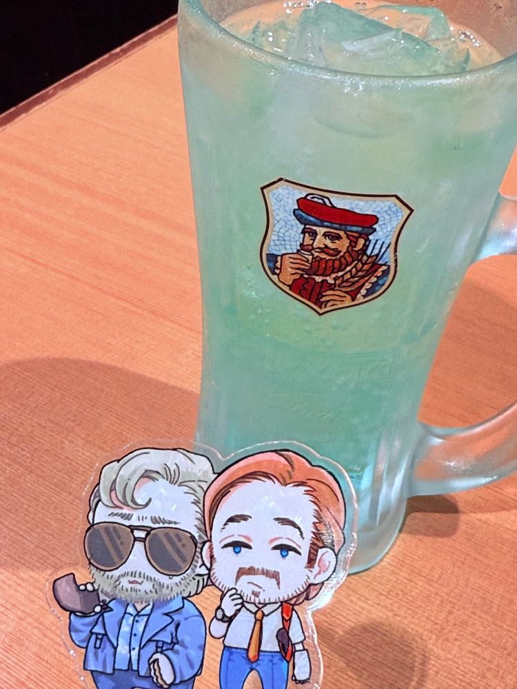 青い色が付いたハイボールジョッキとアクリルスタンド