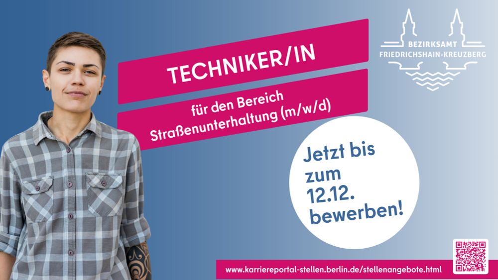 Eine Person mit kurzem Haar, kariertem Hemd und Tattoo am Unterarm steht vor einem blau verlaufenden Hintergrund. Daneben stehen die Texte: „Techniker*in für den Bereich Straßenunterhaltung (m/w/d)“ und „Jetzt bis zum 12.12. bewerben!“. Oben rechts befindet sich das Logo des Bezirksamts Friedrichshain-Kreuzberg.