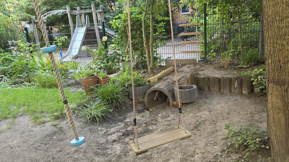 Kinderspielzeug, Schaukel und Rutsche im Garten