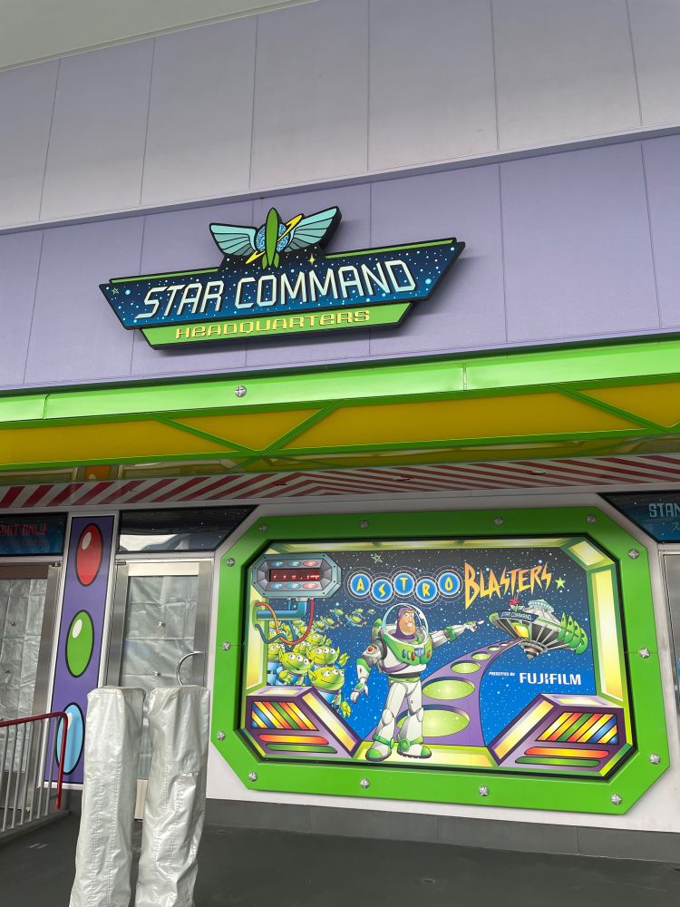 アストロブラスターの正面
いつも人多くて、ここのバズの絵がこんなに綺麗に撮れる日が来るなんて思わなかったよ。