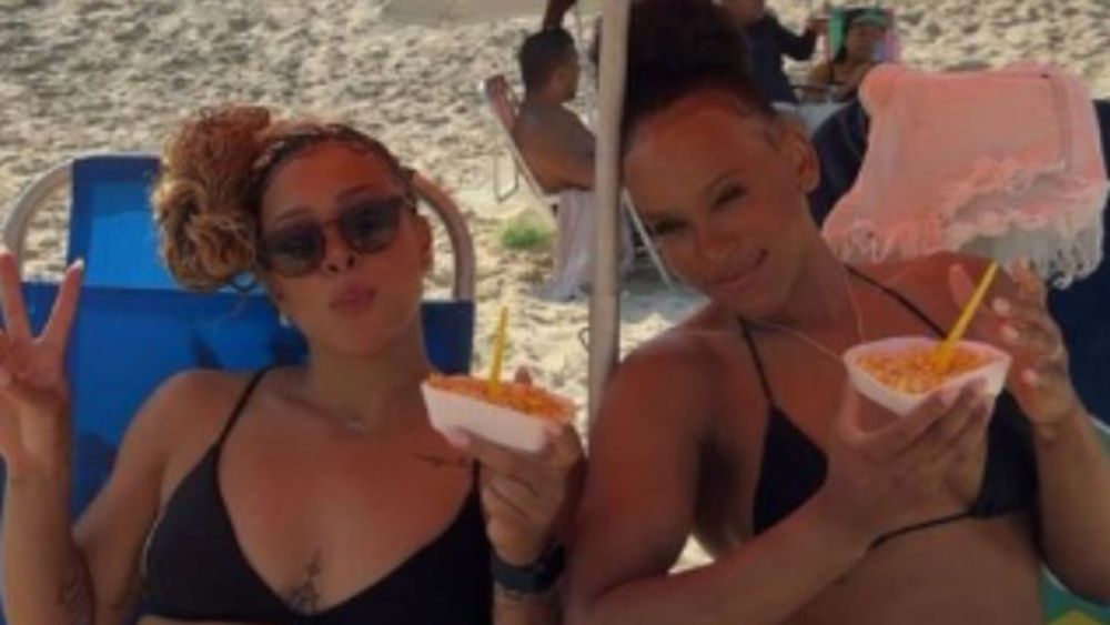 Rebeca Andrade curte dia na praia com a amiga da ginástica