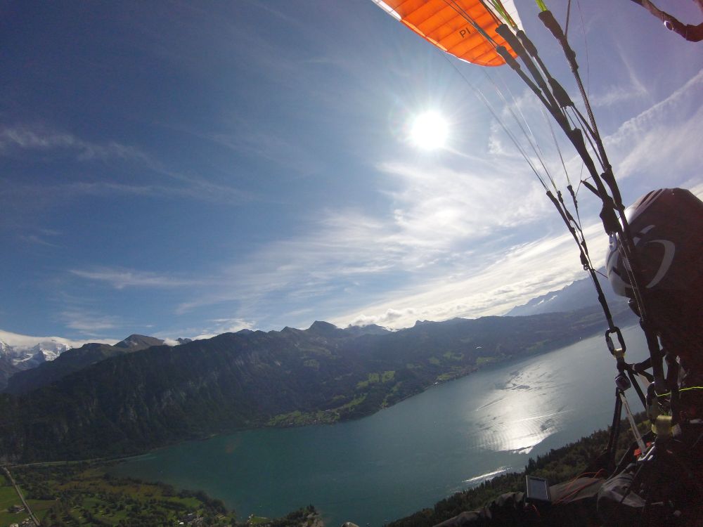 Vue de côté de profil du pilote en survol du Beatenberg avec le lac de Thoune en contrebas