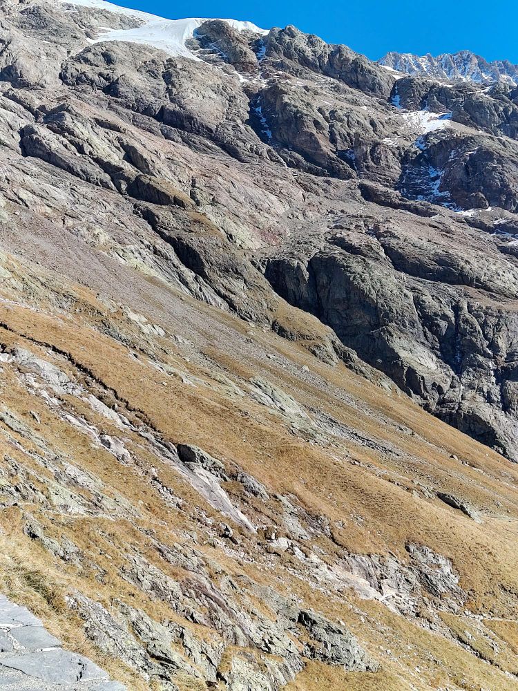 Pente pour le décollage. Il faut un peu choisir son spot entre les cailloux