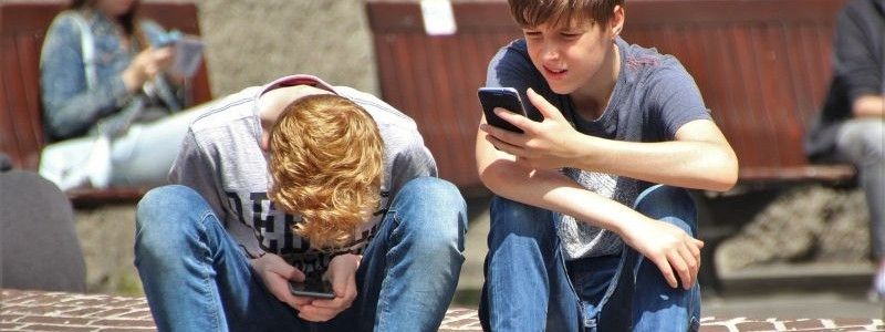 Jugendliche schauen vertieft auf ihre Smartphones.
Bildrechte: natureaddict / Pixabay