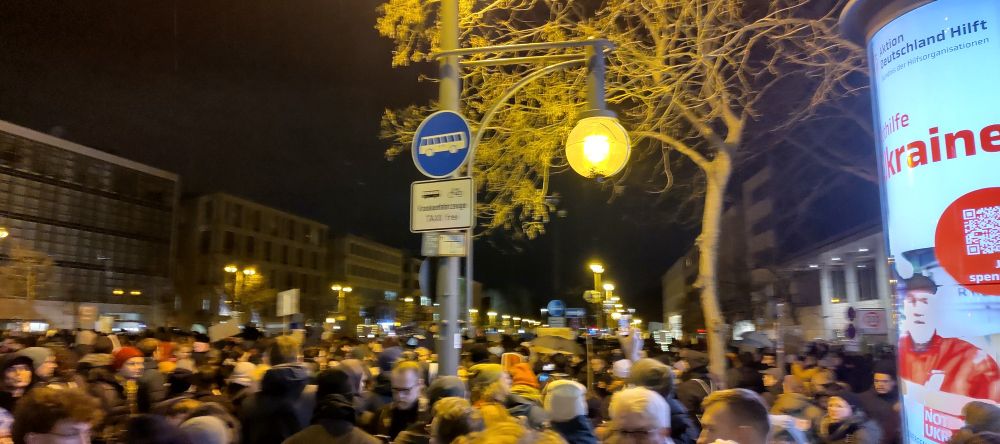 Vor dem Konrad-Adenauer-Haus befindet sich eine nicht zu überblickende Menschenmenge.