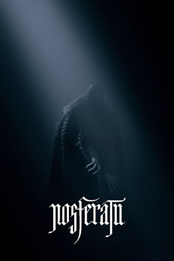 L’un des posters du remake de Nosferatu par Robert Eggers. Le poster présente simplement le mot « Nosferatu » en blanc, en écriture gothique. Avec dans le fond, le Comte Orlok dans l’ombre, tout juste visible grâce à un rayon de lumière. 